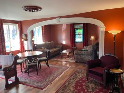 LotbinièreLe saint Louis的客厅配有家具和桌子。