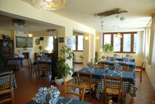 佩斯卡塞罗利瓦尔奥罗酒店的一间配备有蓝色桌椅的用餐室