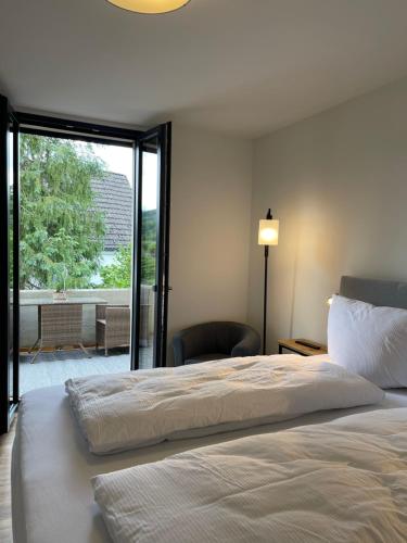 耶斯特滕Stadtvilla mit Pool的一间卧室设有一张大床和一个滑动玻璃门