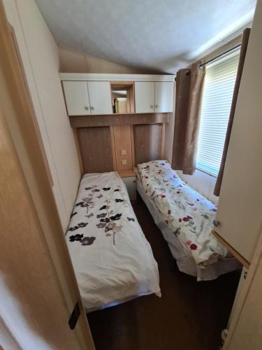 Summerlands, Ingoldmells 8 berth caravan客房内的一张或多张床位