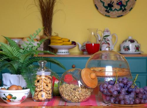 DolianovaBB DoliaHouse的一张桌子,上面放着一大堆水果和一碗坚果