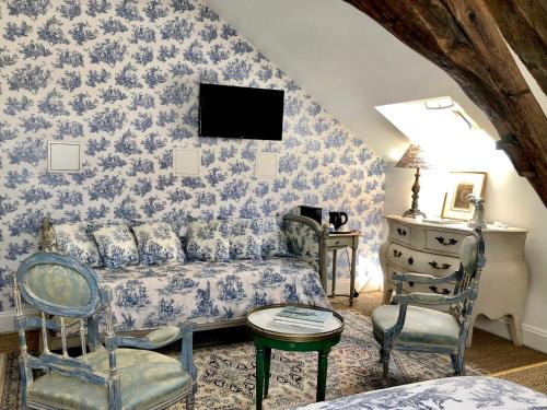 TaingyManoir de La Croix Saint Louis "Luxury Guest House"的客厅配有沙发和两把椅子