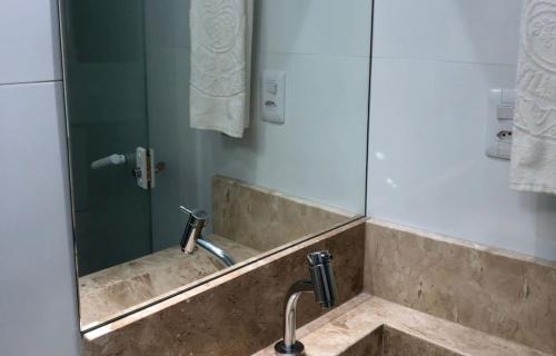 圣若泽-达科罗阿格兰迪Pousada Villa Goyá的一间带水槽和镜子的浴室
