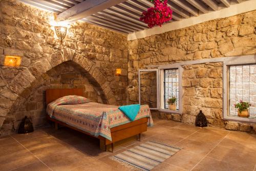 阿卡恩萨尔科里托管宾馆的卧室配有一张石墙床
