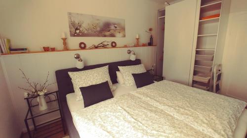哈茨山区黑尔茨贝格An der Bremke的一间卧室配有带白色床单和枕头的床。