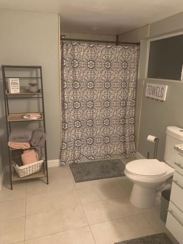 埃尔帕索Stylish Basement Studio in Central El Paso - Very spacious的一间带卫生间和淋浴帘的浴室