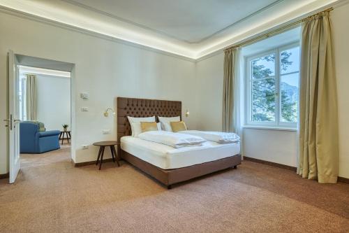 梅拉诺Villa Tell rooms and suites的一间卧室设有一张床和一个大窗户