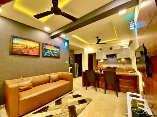 特里凡得琅Green Royale Living Spaces - Luxury Serviced Apartments的带沙发和酒吧的客厅