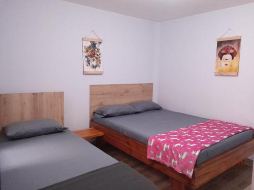圣罗莎德卡瓦尔Apartamento Nómadas的小型客房配有两张床。