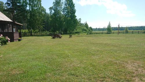 尤卡尔内Pirmie Zaļmeži的野外中野餐桌