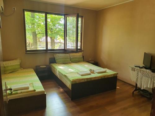 克鲁舒纳Holiday Home Maarata的一间卧室设有两张床和窗户。
