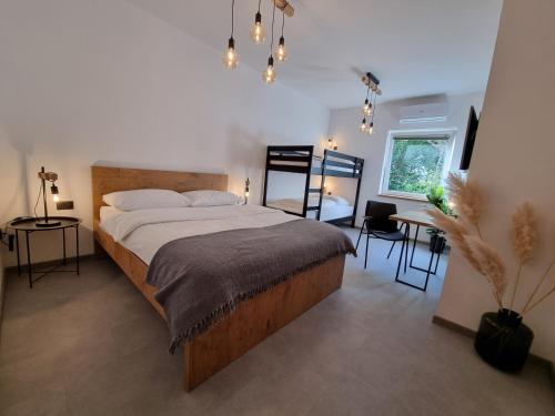 马里博尔Bistro & Rooms pri Karlu - ex Hiša Budja的一间卧室配有一张大床和一张桌子及椅子