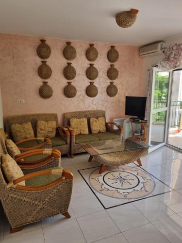 斯韦蒂·斯特凡拉雷斯公寓酒店的客厅配有沙发、椅子和电视
