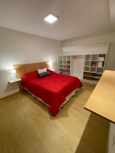 马德普拉塔NUEVO Y LUMINOSO Departamento 2 Ambientes的一间卧室配有一张带红色毯子的床