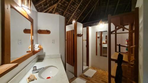 大塞拉Aldeia Setemares Bangalôs的一间带水槽和镜子的浴室