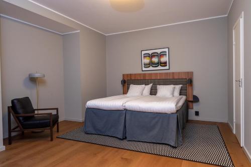南泰利耶南泰利耶城市公园品质酒店的一间卧室配有一张床和一把椅子