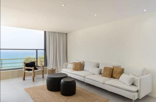 Stylish & Spacious 3 bedroom apartment by the Sea的休息区
