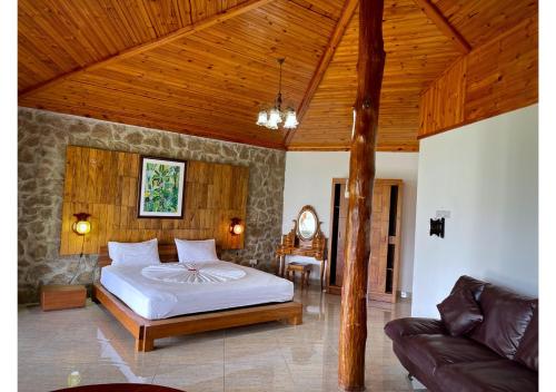 马埃岛贝拉扎尔区昂斯苏蕾度假酒店的一间卧室配有一张床和一个沙发
