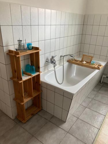 施特拉尔松德Ferienhaus Stralsundia的带浴缸和淋浴的浴室