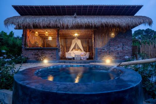 希德门Shigar Livin Bali的小屋前的热水浴池