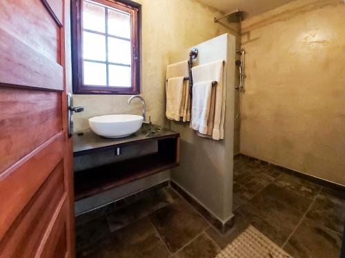 奥乔Sophienhof Lodge的一间带碗水槽和窗户的浴室