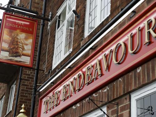 惠特比The Endeavour的砖楼餐厅标志