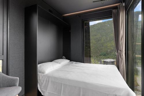 松达尔Sogndal Fjordpanorama - Studio Cabins With View的一间卧室设有一张床和一个大窗户