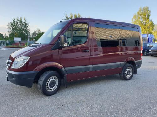 莱克内斯Campervan in the Lofoten Islands的停在停车场的红色货车