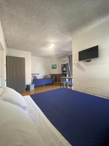 马拉泰亚B&B Felice的一间酒店客房,配有一张床和一台电视