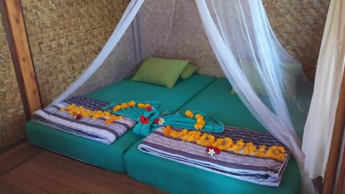 卡朗阿森邦佳亚林奇乡村民宿的配有两个枕头的房间的一张床位
