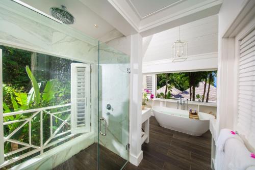 蒙特哥贝圆山别墅度假酒店的带淋浴、浴缸和盥洗盆的浴室