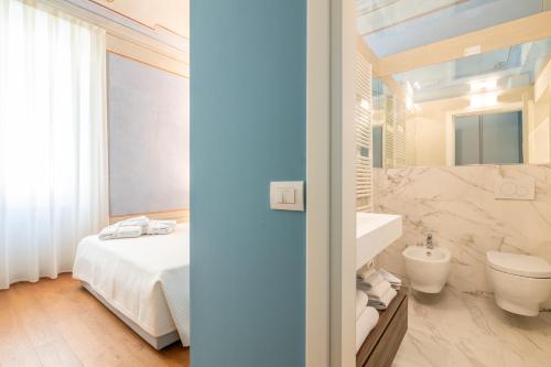 比萨La Suite del Borghetto的浴室设有床、卫生间和水槽。