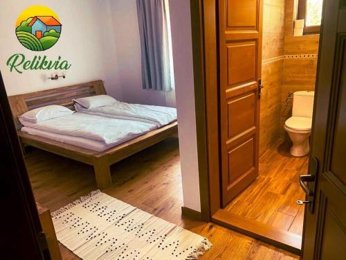 索瓦塔Relikvia的一间小卧室,配有一张床和一个卫生间