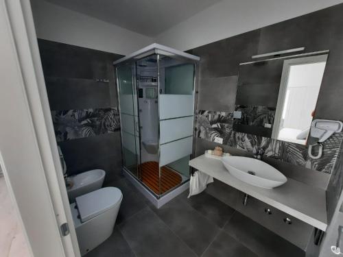 内图诺GUEST HOUSE TRA CIELO E MARE的带淋浴、盥洗盆和卫生间的浴室