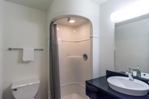 阿克塔Motel 6-Arcata, CA Cal Poly Humboldt的浴室配有卫生间、盥洗盆和淋浴。