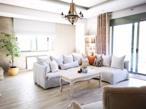 科斯镇Stylish Apartment close to Kos marina的客厅配有白色的沙发和桌子