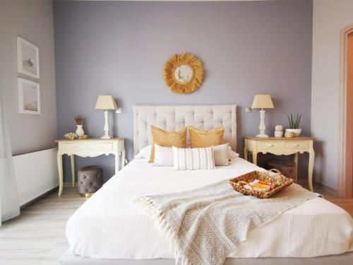 科斯镇Stylish Apartment close to Kos marina的卧室配有一张大白色床,上面有篮子