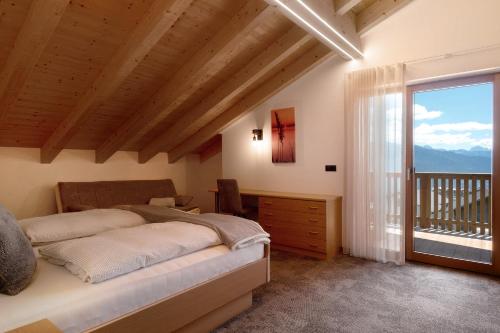 马兰扎Apartment Schöne Aussicht的一间卧室设有一张床和一个大窗户