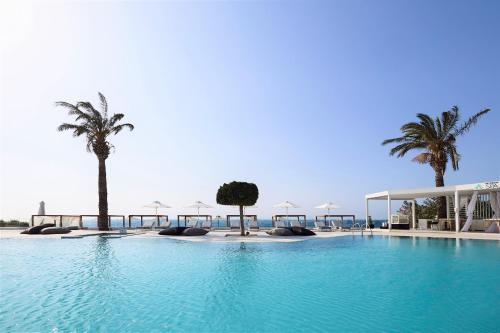 Dimitra Beach Hotel & Suites内部或周边的泳池