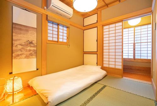 Japanese traditional house.Ryokan in asakusa with 2bedrooms客房内的一张或多张床位