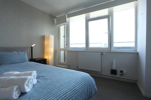 伦敦Lovely two bedroom apartment in London Old Street的一间卧室配有带毛巾的床
