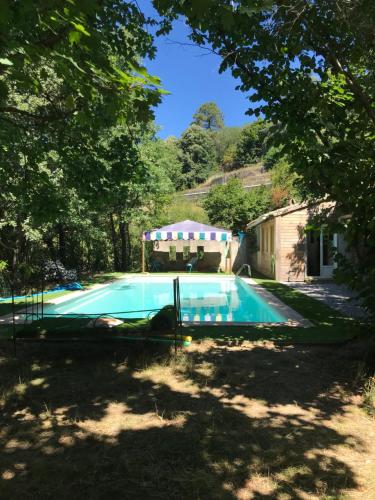 SoudorguesLE PETIT REFUGE DU VAL D’EMERAUDE的一座房子的院子内的游泳池