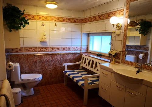 万塔Lovely Mint Garden Studio的一间带卫生间、水槽和镜子的浴室