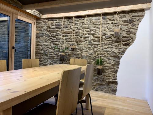 卡尼略Cal Potablanc的石墙房间内的一张木桌和椅子
