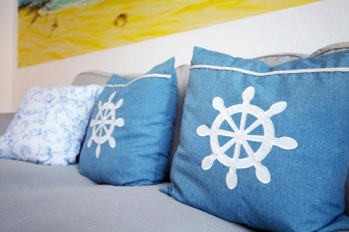 莫罗德哈布雷Brisa marina的两个蓝色枕头,上面有船型设计