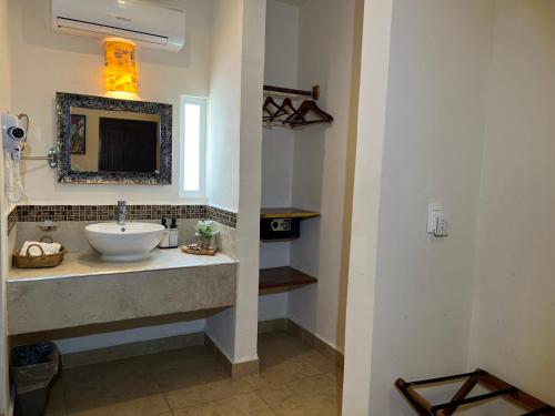 巴卡拉尔Hotel Balché的一间带水槽和镜子的浴室