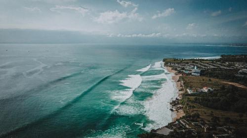 乌鲁瓦图Terra Cottages Bali的享有海洋和海滩的空中景致