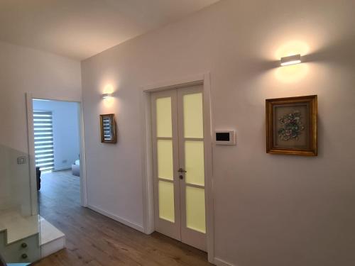 San ĠwannModern and bright 3 bedroom villa with pool.的一间空房间,墙上挂着一扇门和一张照片