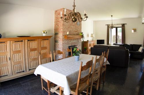 RumstHuisje van de Meentocht的一间带桌子和壁炉的用餐室