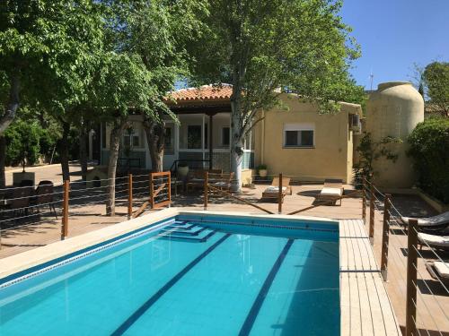 巴尔德佩尼亚斯Casa rural La Quinta De Lara的房屋前的游泳池
